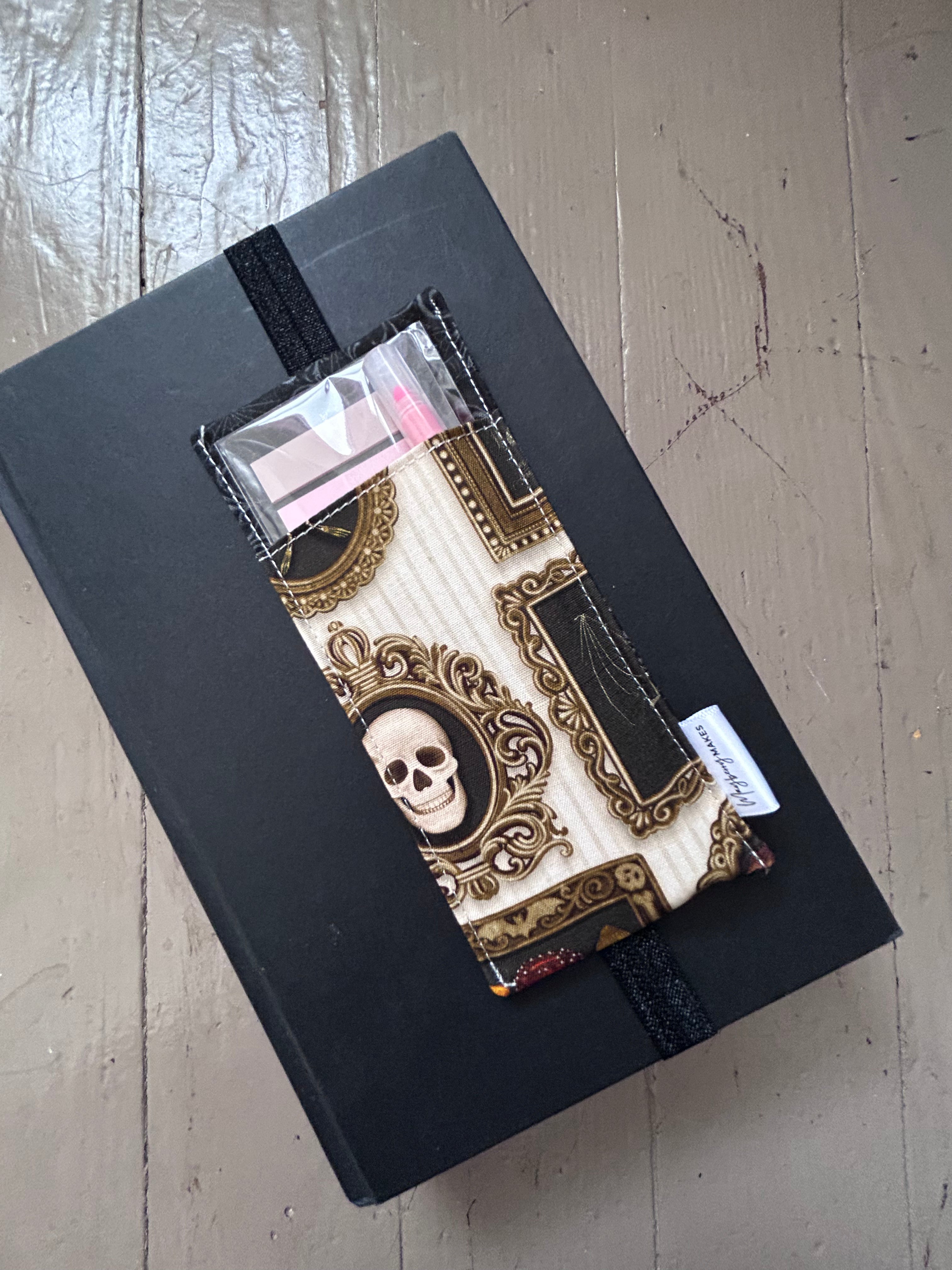 Dark Academia Gallery Annotation Kit — Pen & Highlighter Holder for Books